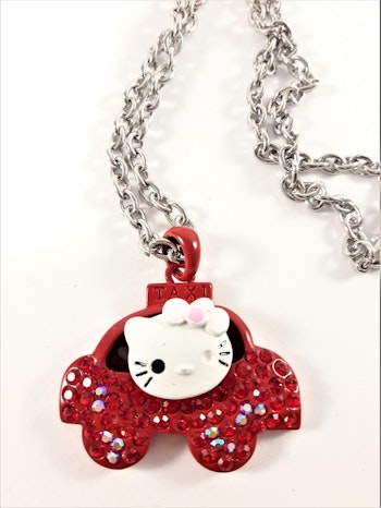 Halskedja med vit Hello Kitty i röd bil med strass