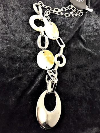 Halsband med snäckskal och länkar samt stor silverfärgad oval