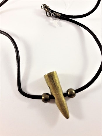 Halsband i läder med guldfärgat hänge
