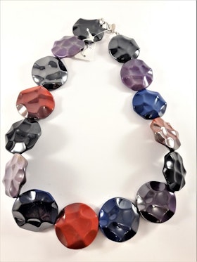 Färgglatt halsband med glansiga detaljer Multifärg