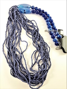 Långt halsband med stora och små pärlor i blått