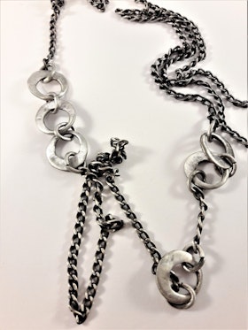 Lång silverfärgad halskedja med hamrade ringdetaljer