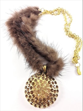 Fint guldfärgat halsband med kedja, päls och en strassprytt runt hänge