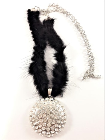 Fint silverfärgat halsband med kedja, päls och en strassprytt runt hänge