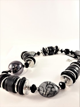 Halsband med stora svarta detaljer