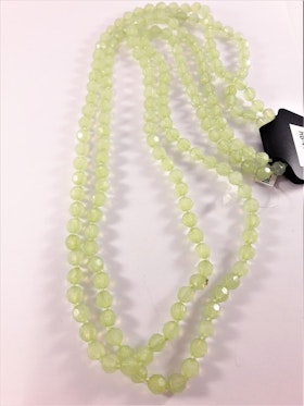 Långt halsband med matta gröna plastpärlor