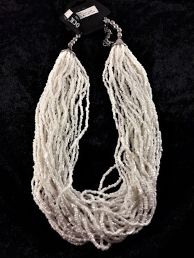 Flerradigt halsband med små, vita pärlor