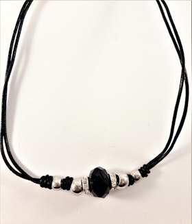 Halsband med svart läderrem och detaljer i svart