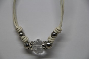 Halsband med vit läderrem och detaljer i vitt