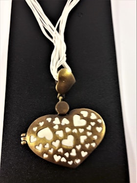 Fin guldfärgad hjärtformad medaljong, öppningsbar med plats för t.ex. foto