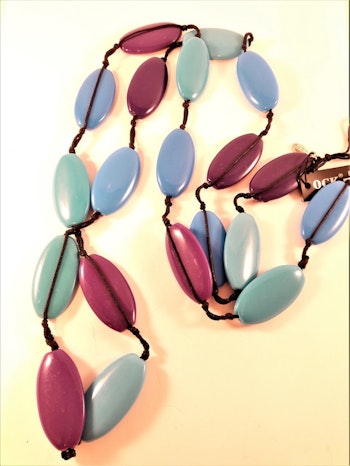 Långt halsband  med stora ovaler, lila, blå och gröna
