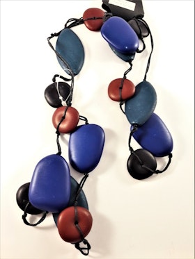 Långt halsband med stora ovaler och rundlar, röda, blå, svarta och gröna