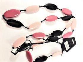 Långt halsband med stora ovaler, svarta, rosa och aprikosfärgade