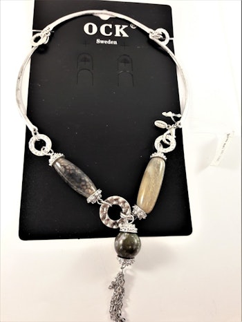 Stelt halsband med silverfärgade och detaljer och ovala marmorerade detaljer