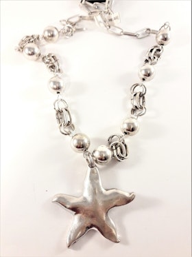 Silverfärgat halsband med sjöstjärna som hänge