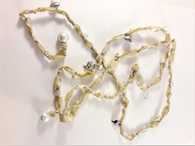 Annorlunda öppet halsband i tyg med pärlor och hjärtan, vit