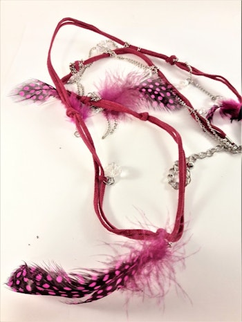 Halsband med mockarem, kedja, kulor och hänge med fjädrar i rosa