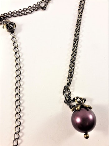 Sött halsband med liten kula i brunt