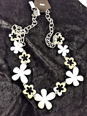 Långt halsband med länkar och stora blommor i silverfärg och vit