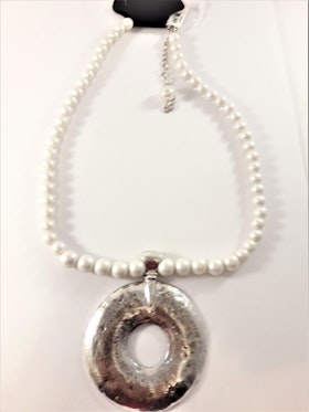 Halsband med vita pärlor och silverfärgat hänge hamrad metall