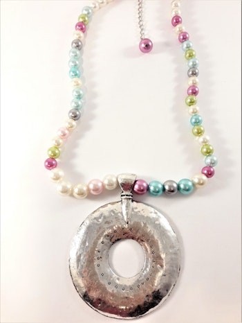 Halsband med pärlor i många färger och silverfärgat hänge hamrad metall