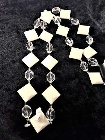 Halsband med kulor och fyrkanter i vitt
