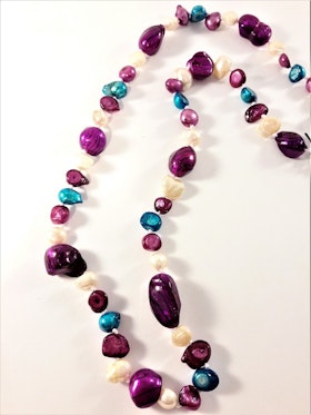 Halsband med pärlor i olika färger