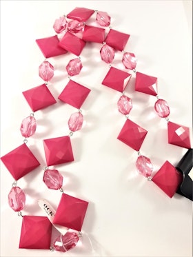 Halsband med kulor och fyrkanter i cerise
