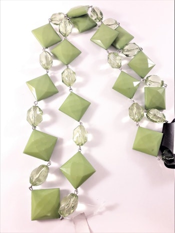 Halsband med kulor och fyrkanter i grönt