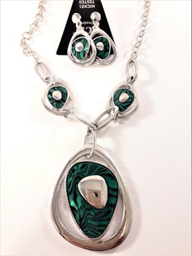 Silverfärgad halskedja med gröna detaljer samt matchande örhängen