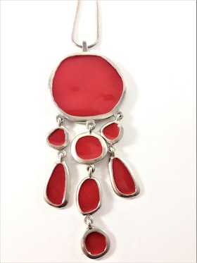 Halsband med hänge och detaljer i silverfärg och rött