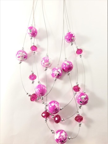 Flerradigt halsband med melerade kulor i cerise