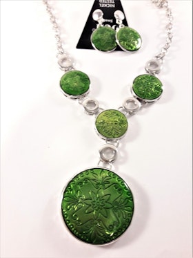 Silverfärgad halskedja med gröna detaljer samt matchande örhängen