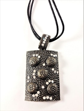 Halsband med dekorerad platta med strass i mörk färg