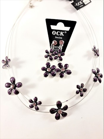Halsband med lila blommor samt matchande örhängen
