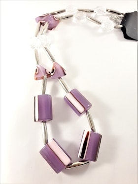 Kul halsband med stora detaljer i lila och silverfärg