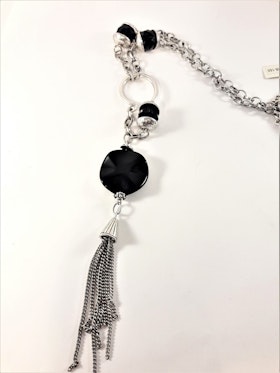 Detaljrikt halsband med kedja och många detaljer i svart och silverfärg