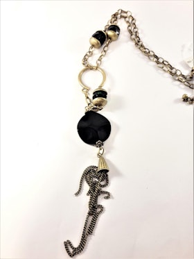 Detaljrikt halsband med kedja och många detaljer i svart och guldfärg