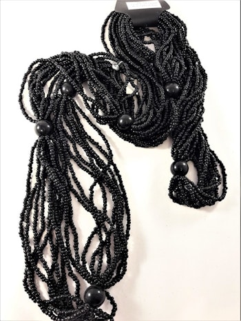 Flerradigt halsband med små pärlor i svart