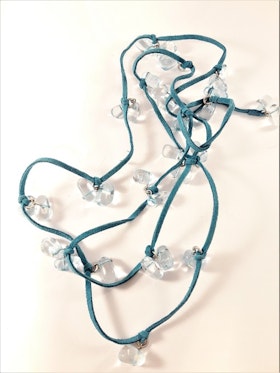 Halsband med mockaband i blått med transparenta detaljer