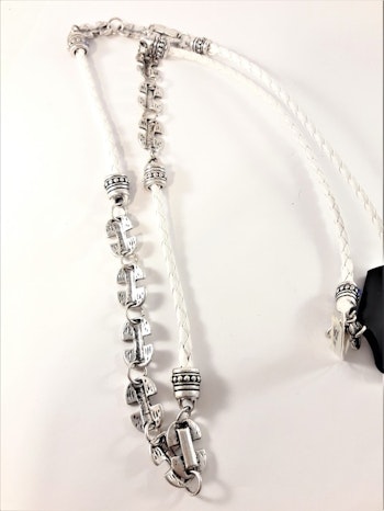 Vitt flätat halsband med silverfärgade detaljer