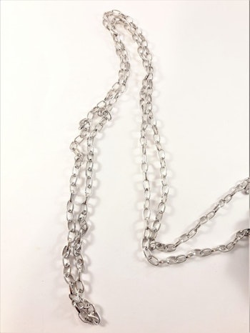 Halsband i silverfärg ca 100 cm