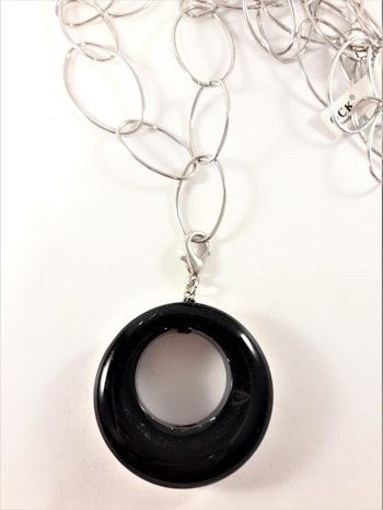 Halsband med länkar i silverfärg och svart rund sten