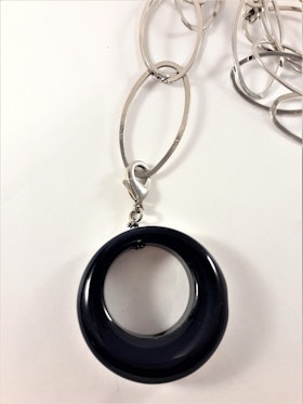 Halsband med länkar i silverfärg och blå sten