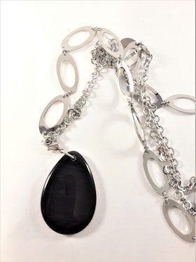 Halsband med länkar i silverfärg med stenhänge