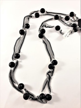 Flerradigt halsband med detaljer i svart och silverfärg