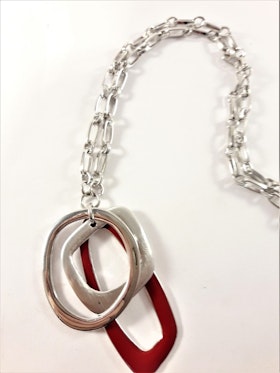 Halsband med detaljer i röd och silverfärg