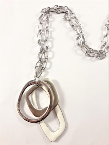 Halsband med detaljer i vit och silverfärg