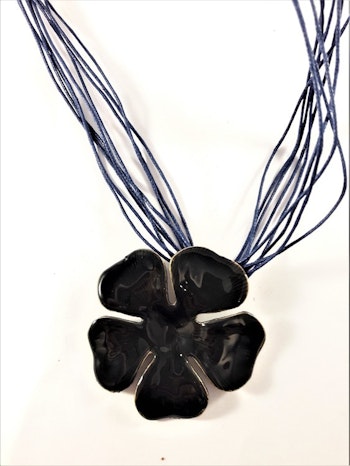 Flerradigt halsband med blomma i blått