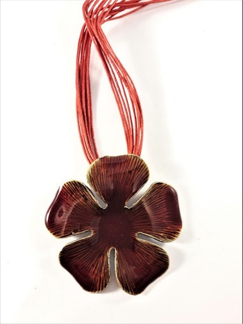 Flerradigt halsband med blomma i rött